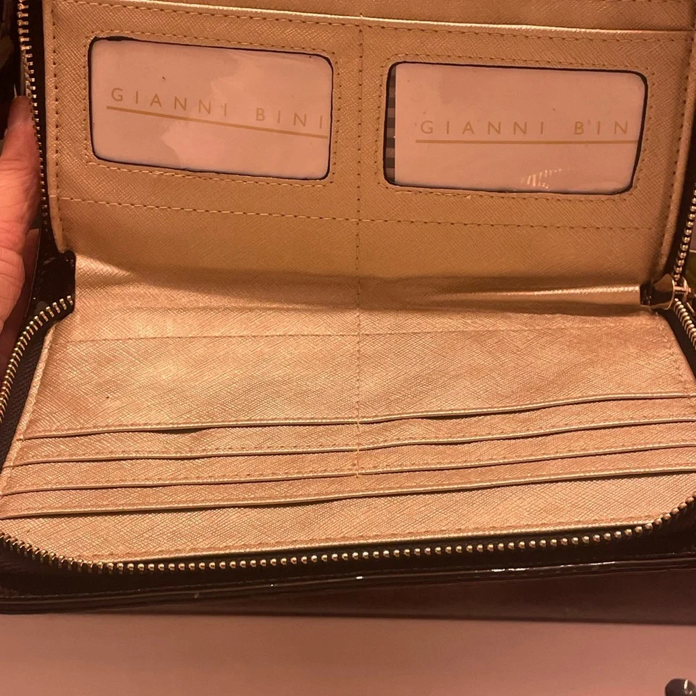 Gianni Bini NWT🖤 Charged up purse with Power Bank - Picture 14 of 17
